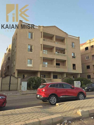 شقة لقطة ١٨٠ م متشطبة ودور ثالث علي فيو مفتوح بجوار طريق الحرية والخدمات بمدينة الشروق