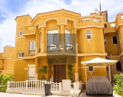 فيلا مستقلة للبيع اقل من سعر السوق ريسيل في استلام فوري جاهزة للمعاينة كمبوند قطامية جاردنز في قلب التجمع الخامس وبفيو مفتوح علي لاند سكيب