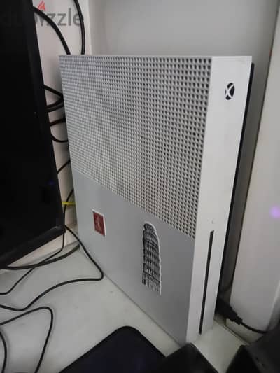 xbox one s with 2 controllers and 7 games