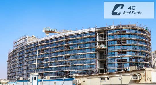 شقه  فندقية مودرن  داخل Fifth Square Lake Residence بمساحة مميزة مناسبة للاستثمار، جاهزة بالتشطيب والفرش في موقع راقي