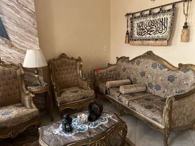 صالون مدهب كنبة و٤ كراسي وترابيزة