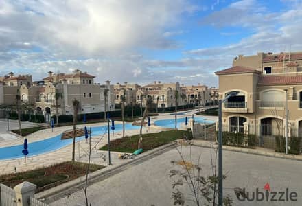 لايجار فيلا 5 غرف مطبخ بالاجهزة وتكيفات و اسانسير فيومميز على حمام سباحه مباشر جاهزة لسكن  فى Patio Oro By LA Vista
