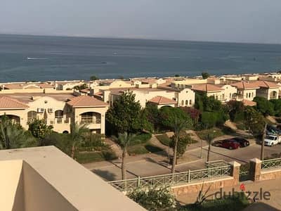 شاليه للبيع في لافيستا 1 بالفرش والأجهزة مع روف