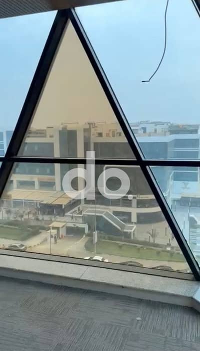مكتب للإيجار مساحته 55 مترًا مربعًا موقع متميز جدا في  التسعين الشمالي القاهرة الجديدة تشطيب سوبر لوكس                                          .