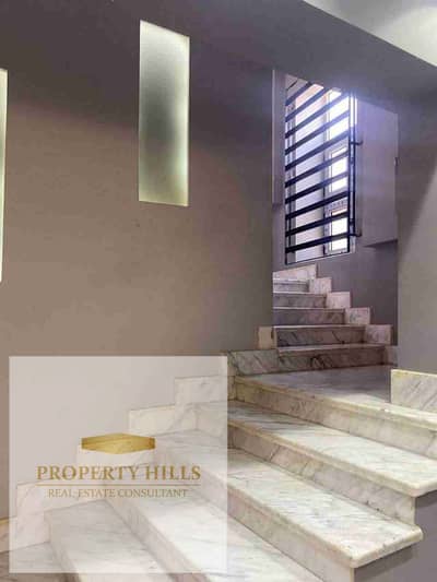 A detached villa of 380 square meters for immediate sale in Rehab at the old price