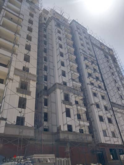 وحدة سكنية في كومباوند مروج بتقسيم عملي ومساحة مريحة، في موقع هادئ وفيو مفتوح على شارع واسع