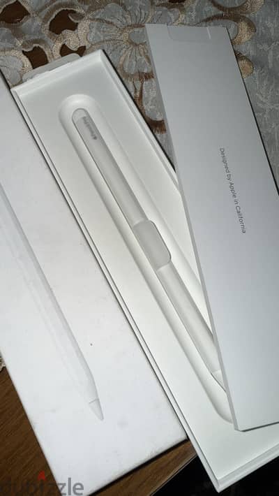 قلم apple pancil pro و كبل شاحن type-c اصلي و راس apple 20w اصليه
