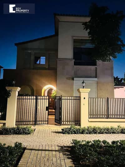 بموقع خيالي فيلا متشطبة بالكامل للبيع بسعر خاص جدا في كمبوند Uptown Cairo - المقطم