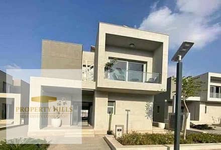 فيلا في قلب التجمع الخامس جنب الجامعه الامريكيه متشطبه بالكامل