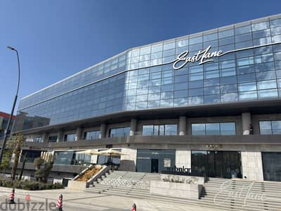 مكتب 72م Eastlane mall علي شارع التسعين الجنوبي متشطب بالتكيفات استلام
