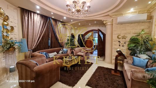 تريبلكس 500م بالحي الثاني، 4 غرف، حمام سباحة خاص، تشطيب كامل، جاهز للسكن فورًا. السعر 14.65 مليون جنيه كاش.