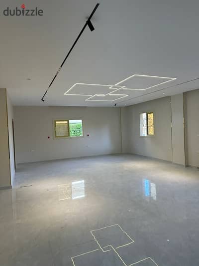 Apartment for sale, first occupancy, elevated ground floor, 7th District, Sheikh Zayed, 270 square meters, 4 rooms, ultra-modern finishing