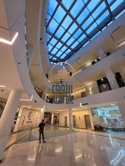 للإيجار: مكتب إداري فاخر 148م في Mall Centro بمنطقة اللوتس، مباشرة أمام الجامعة الأمريكية (AUC) - موقع استراتيجي بـ 148,000 جنيه!