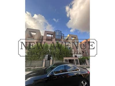 تاون هاوس تشطيب راقي في موقع مميز جداً في District-5 أقل من سعر السوق لا يوجد عليها اقساط