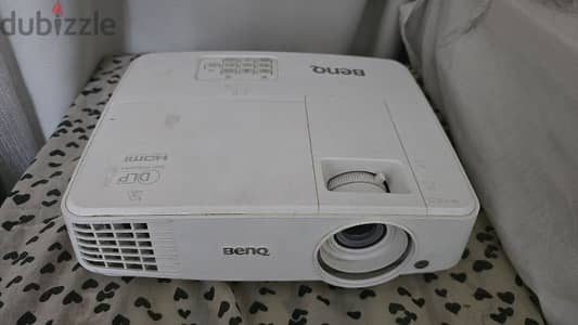 بروجيكتور BenQ أصلي (حالة الزيرو) - لم يستخدم نهائياً