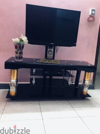 ترابيزه تلفزيون 4 رف وفيها سماعه ومدخل usb