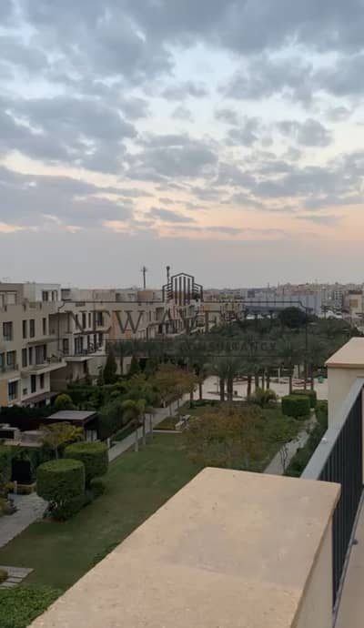 تريبلكس ٢٨٣متر و روف ٨٠متر  فى سوديك إيست تاون Sodic Eastown مطل على مساحات خضراء ثلاثة غرف جاهز للاستلام طوب احمر