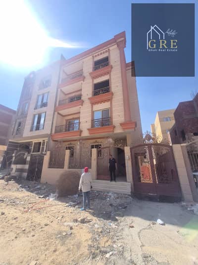  عمارة للبيع التوسعات الشمالية 6 أكتوبر منطقة بالميرا، 4 أدوار + بدروم، موقع مميز على شارع 40 بجوار ماونتن فيو وقريب من محور البوليفارد