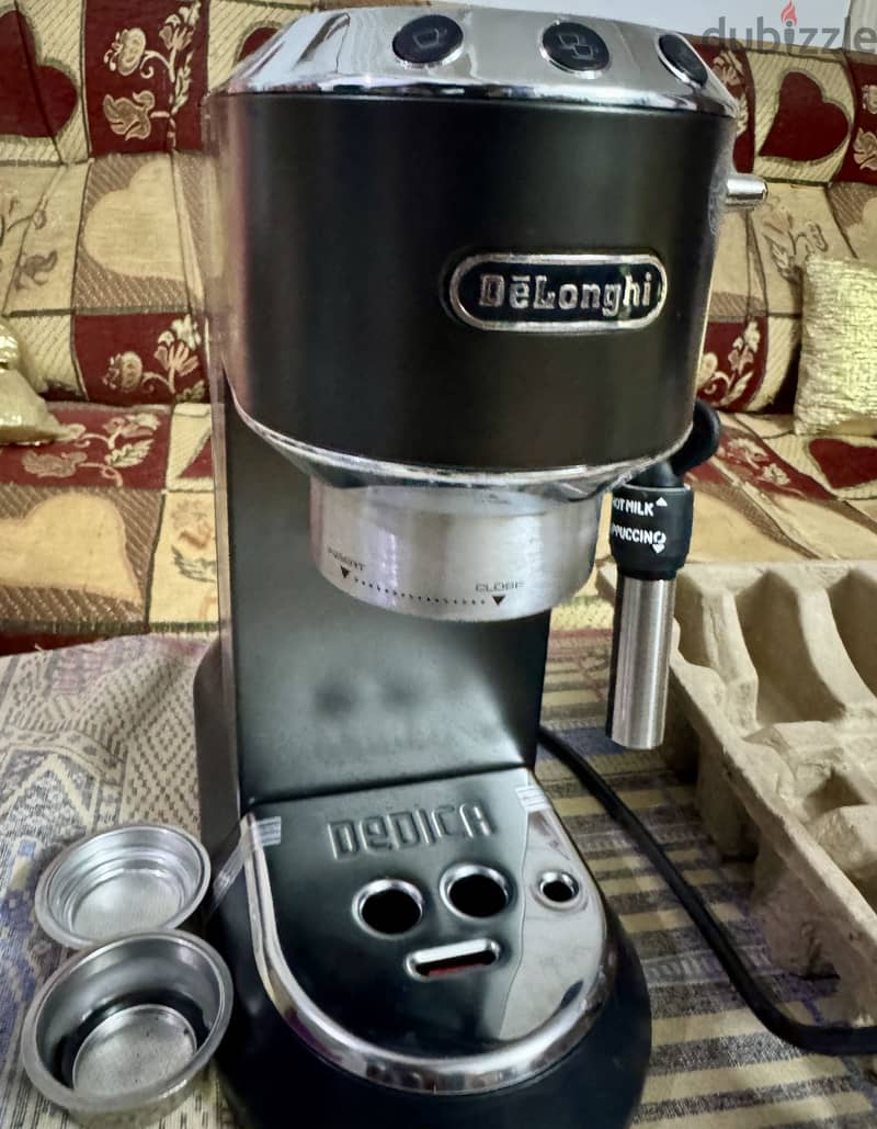 Delonghi Dedica EC. 685 Espresso Machine 1