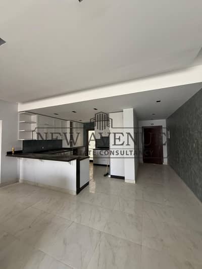 شقة متشطبة و مفروشة بالأجهزة و التكيفات اول استخدام في أحسن موقع في كمبوند lake view بأحسن سعر