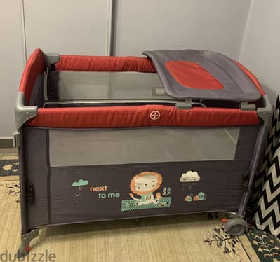 سرير اطفال و كرسى طعام