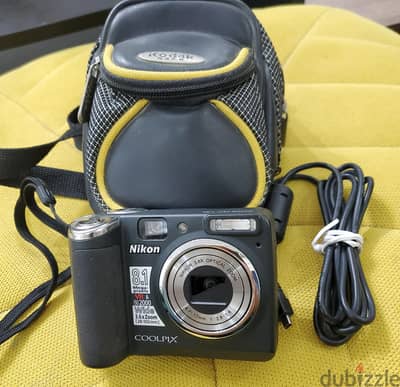 كاميرا نيكون رقميه مدمجه coolpix p50 مع شنطه و ترايبود ووصلت usb