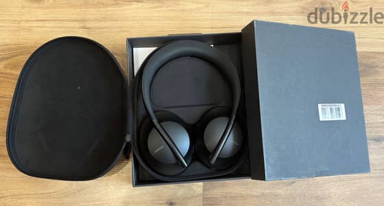 Bose noise cancelling headphones 700 - like new