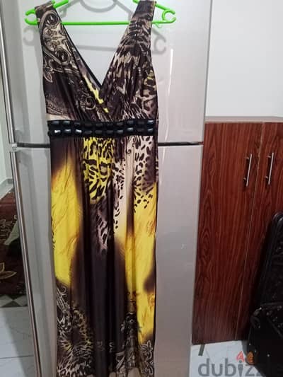الفساتين بحالة جيدة جدا