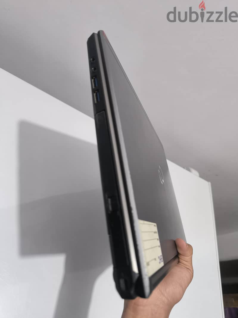 لابتوب fujitsu  للبيع 4