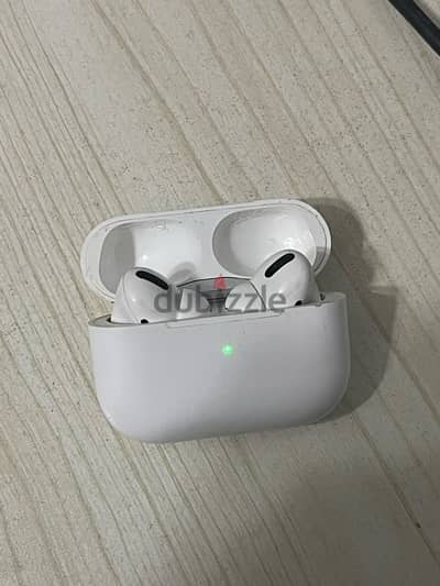 AirPods Pro بحالة ممتازة + كفرين