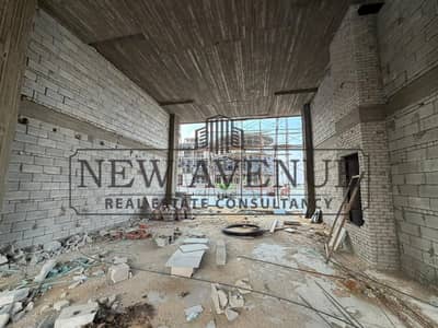 مطعم او محل تجاري للبيع بارتفاع مزدوج مباشرة علي محور  التحرير امام ماونت فيو ١،١
