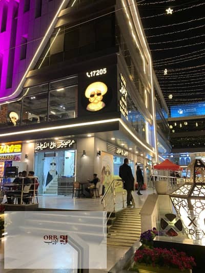 محل دور أرضي 78م للبيع في البنفسج 9، التجمع الأول، على بعد دقيقة من North 90 St. يحقق 78,000 جنيه شهريًا، Prime location في High traffic area مناسب لل