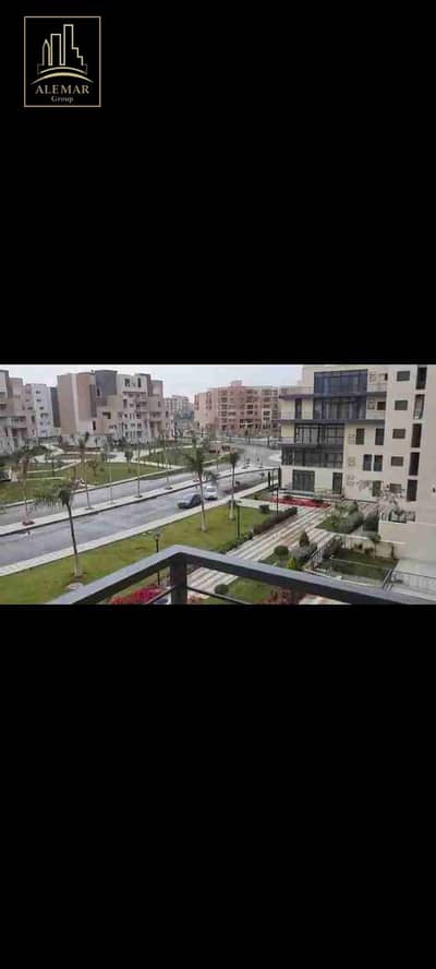 شقة للبيع 143متر في مدينتي في B8 مجموعة 83 بجراج خاص تحت العمارة أفضل مجموعات B8 الدور الثالث العمارة بها 2أسانسير فيو مفتوح غير مجروح تمامًا