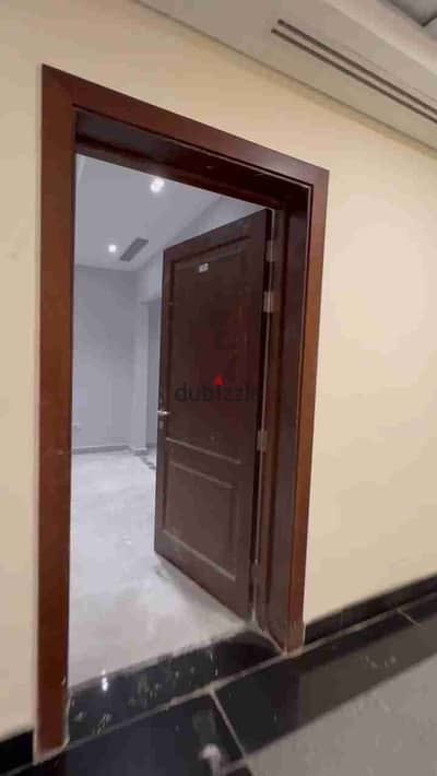 عيادة ايجار ٩٢م ايست هاب متشطبه ومكيفه بالكامل