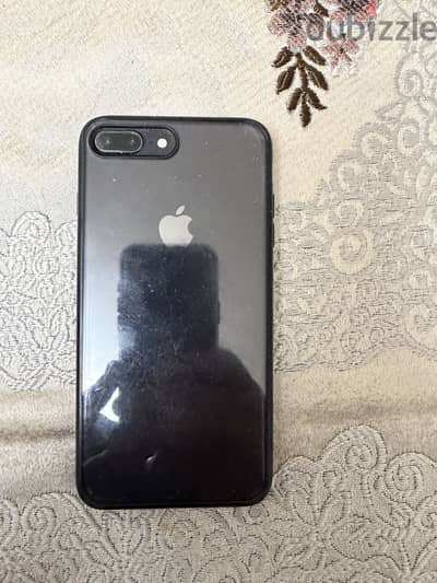 ‏iPhone 8 Plus بحالة جيدة لون Gray بطارية 75% مع العلبة فقط و2 جراب