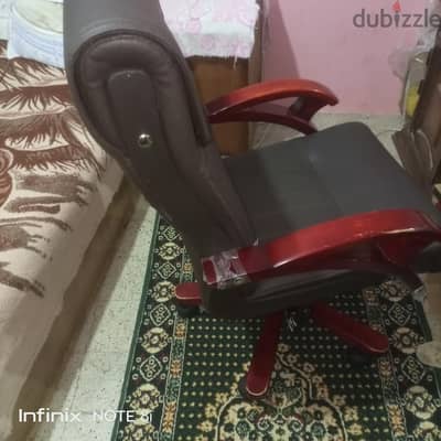 كرسي جلد طبيعي فاخر مستعمل بحاله ممتازه هيدروليك مستورد