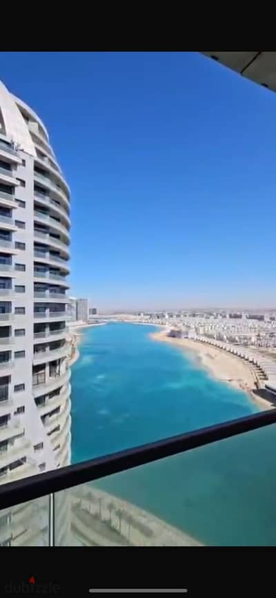 استلم شالية للبيع متشطب بالتكيفات شايف بحر في  ابراج العالمين بالساحل الشمالي