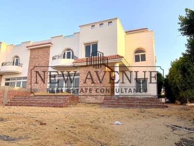 توين هاوس فيلا مع  مساحة ارض كبيرة استلام فوري في كومبوند  Hayat Residence  حياة ريزيدنس في الشروق بجوار نادي هيليوبوليس