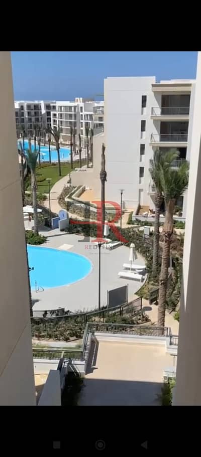 شاليه بإطلالة على حمام السباحة للإيجار في مراسي فايا بالساحل الشمالي.