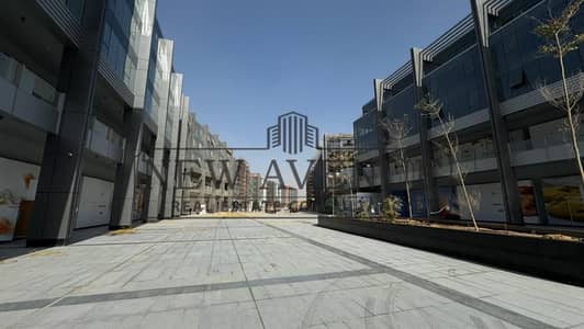 محل تجاري فاخر بموقع مميز دور  أرضي بمساحة 105 متر للبيع في التجمع الخامس القاهرودة الجديدة  من LMD