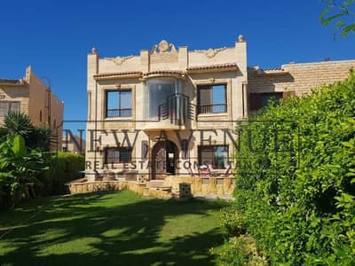 فيلا مستقلة استلام فوري 4 غرف نوم ماستر  5 حمامات غرفة خادمة غرفة السائق  حديقة أمامية وخلفية  صف اول بحيرة في مارينا 5 الساحل الشمالي