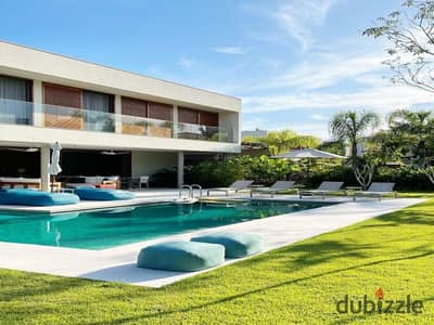 Your problem isn't the villa itself… your problem is the price! But here's a great opportunity: a villa opposite Beverly Hills with a 1,000,000 down p
