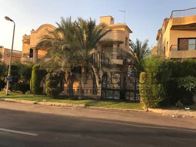 فيلا 1050متر للبيع بجنوب الأكاديمية متشطبة بالكامل بحمام سباحة وفيو مفتوح تشطيب فاخر مجهزة بالكامل