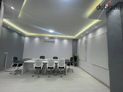 مقر إداري 200م مفروش للإيجار في برايم لوكيشن شارع التسعين التجمع الخامس