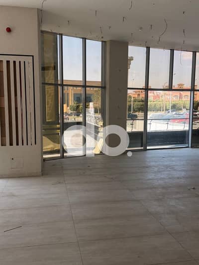 محل تجاري للإيجار تشطيب كامل مساحته ٢١٦ متر مربع + مساحة خارجية ١٥٠ متر مربع يقع مباشرة على شارع التسعين الشمالي القاهرة الجديدة - التجمع الخامس
