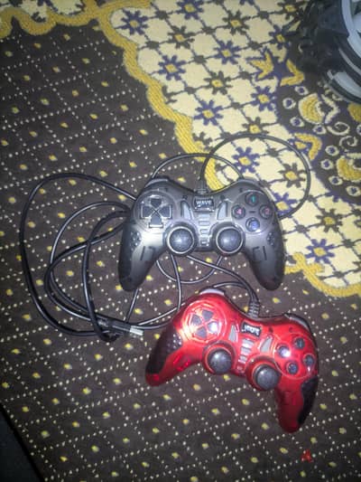 للبيع 2 دراع كمبيوتر (Controller) بحالة ممتازة