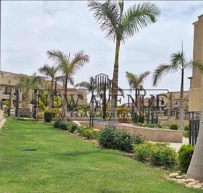 بنتهاوس استلام فوري جاهز للسكن تشطيب كامل ومفروش بالكامل مع تكييفات في الطابق الثالث مع روف بإطلالة على شارع داخلي بالقرب من طريق السويس للبيع في المع