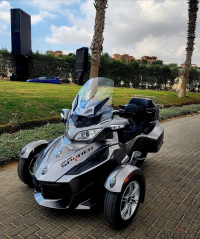 CAN-AM SPYDER . بحالة ممتازة . أوتوماتيك. . جميع الكماليات ومثبت سرعة