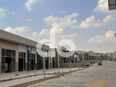محل تجاري للإيجار مساحة المبانى 76 متر مربع + مساحة خارجية  في محور محمد نجيب القاهرة الجديدة