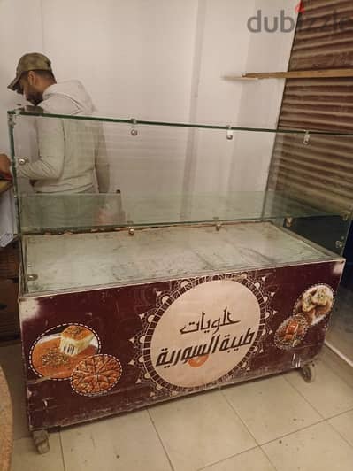طاوله باترينه زجاج سوكريت قاعده حديد